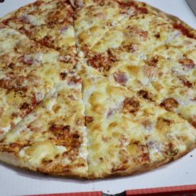 Pizza frisch gebacken - Imbiss Rhodos